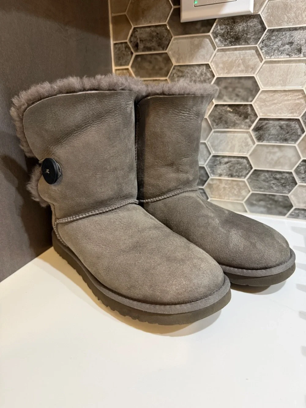EUC UGG Bailey Button Sheepskin Boots Sz 9
